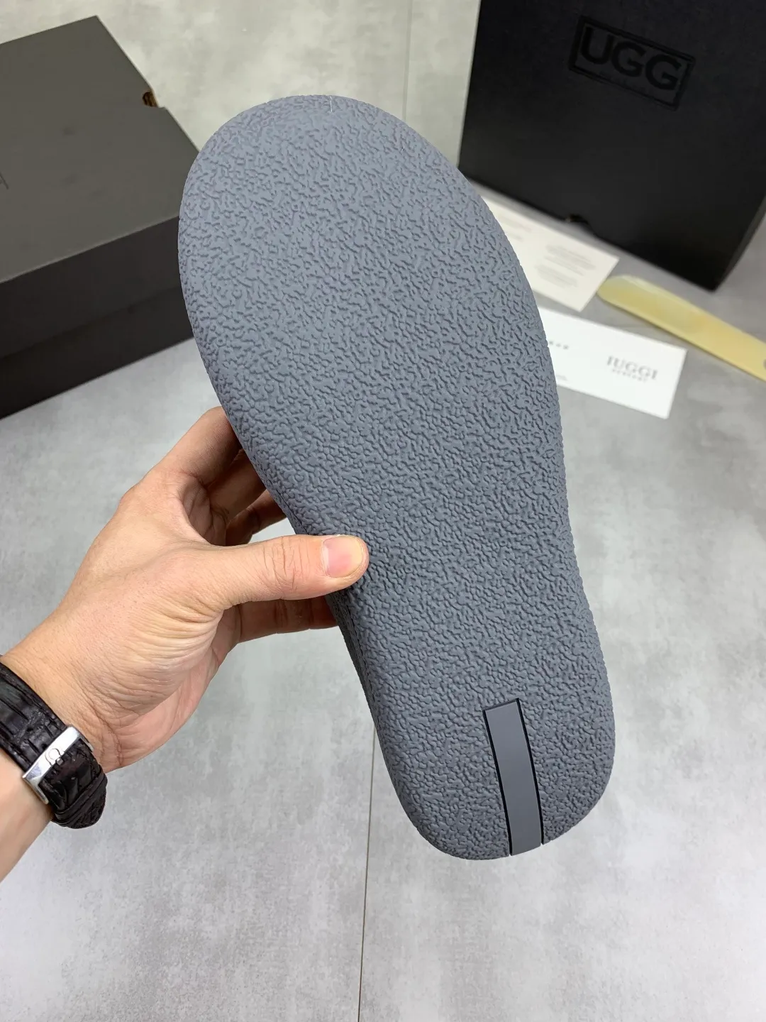 Men's men's shoes 💰P560 New arrival 🆕🆕🆕 IUGGI A pair of handsome Martin boots that want to be "welded" to the feet. Sheep fur lining is comfortable and warm. The anti-slip performance is even better. Matte cowhide with super comfortable stretch velvet. ➕Fine handmade stitching to keep your feet from freezing in the winter. Must be arranged! Perfectly interpreting the essence of Chelsea, trendy and fashionable, casual and versatile. Size: 39-44